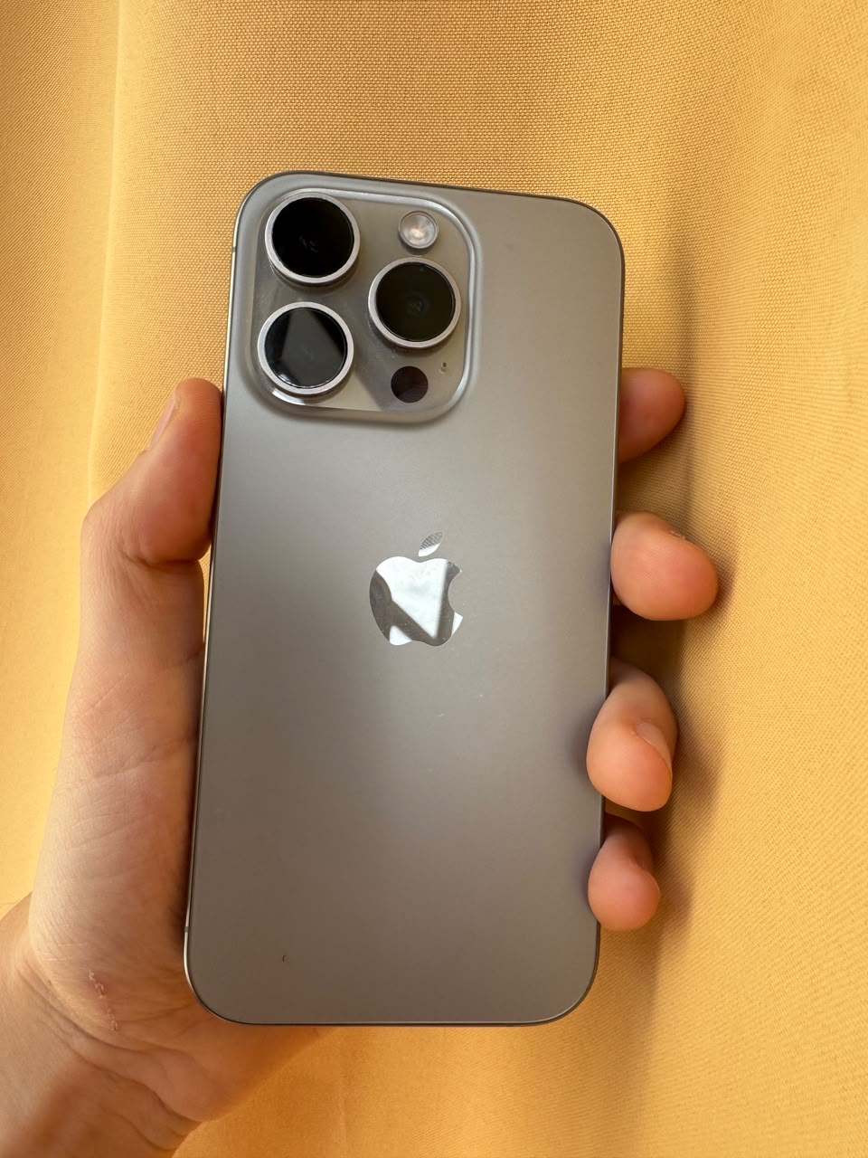 iPhone 15 Pro Gris titanio, foto 1